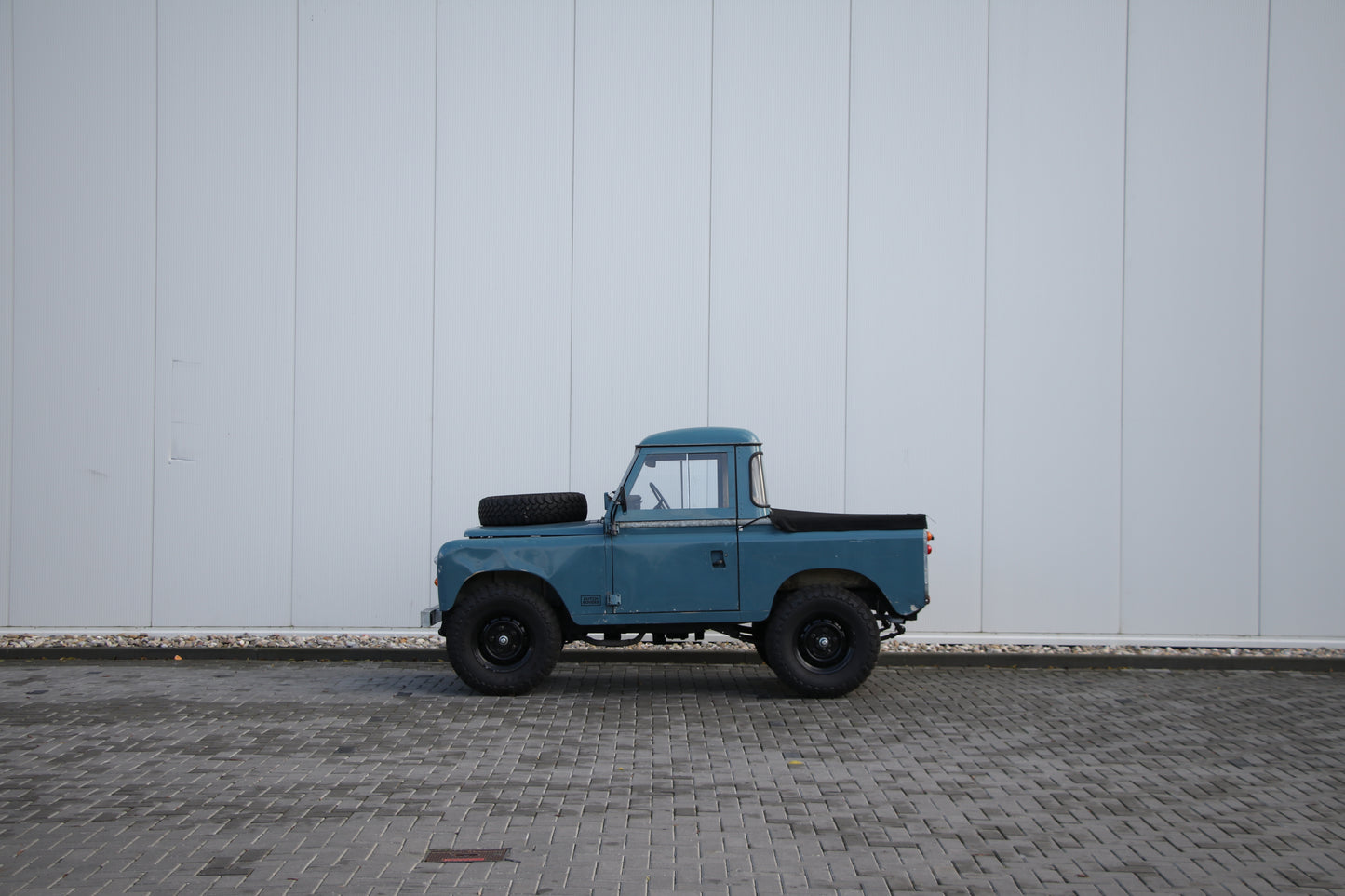 Vintage Land Rover Series 3 88 Marine Blue With Wolf Wheels by DUTCH ROVERS